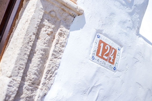 Hausnummer 124 in der Dorfstraße in Lachania auf Rhodos, Griechenland.